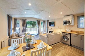 Televisio, takka, työhuone