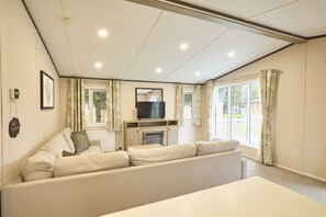 TV, fireplace, offices - Host & Stay | The Beak Lodge (Pocklington)