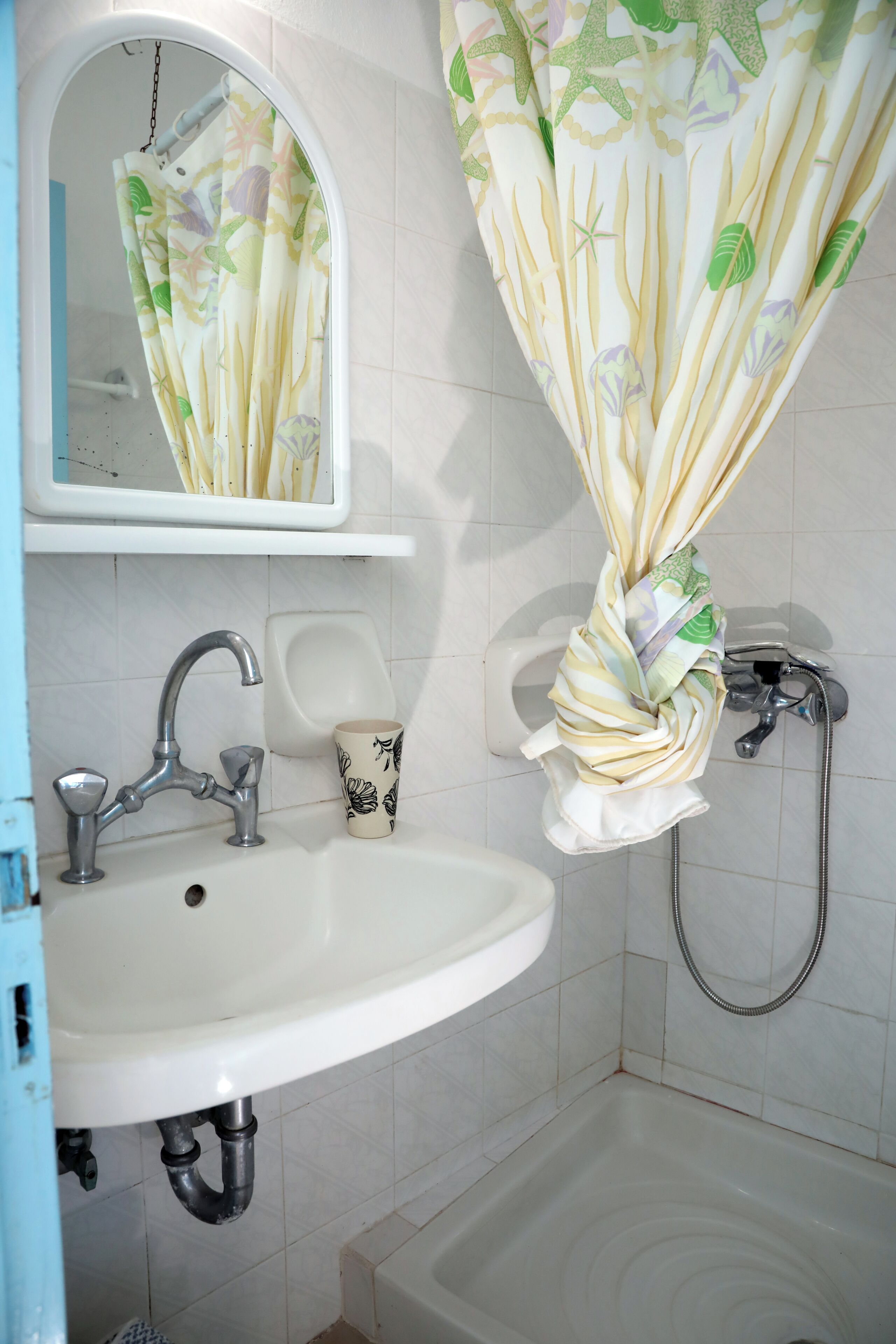 Habitación básica, balcón, vistas al mar | Baño | Toallas, jabón y papel higiénico
