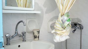 Habitación básica, balcón, vistas al mar | Baño | Toallas, jabón y papel higiénico
