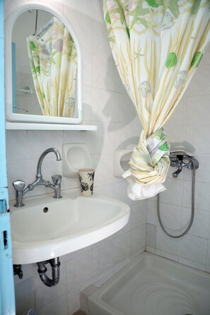 Camera Basic, balcone, vista mare | Bagno | Asciugamani, sapone, carta igienica