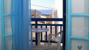 Habitación básica, balcón, vistas al mar | Wifi gratis