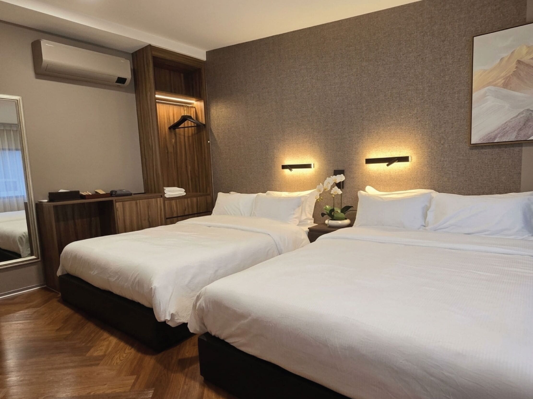 Executive vierpersoonskamer, 2 queensize bedden, niet-roken, uitzicht op stad | Verduisterende gordijnen, gratis wifi