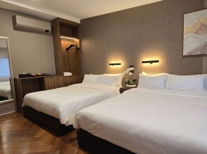 Habitación cuádruple ejecutiva, 2 camas de matrimonio, no fumadores, vistas a la ciudad | Cortinas opacas y wifi gratis
