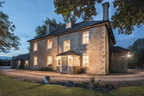 Stamford Farmhouse - Sleeps 17 with large hot tub, private grounds, parking.