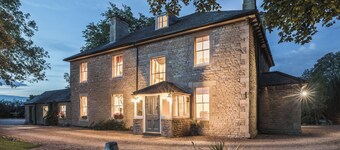 Stamford Farmhouse - Sleeps 17 with large hot tub, private grounds, parking.