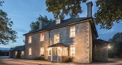 Stamford Farmhouse - Sleeps 17 with large hot tub, private grounds, parking.