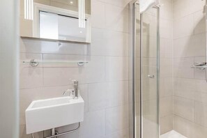 Hair dryer, towels, toilet paper - Partridge Apartment Bowness (Bowness-on-Windermere)
