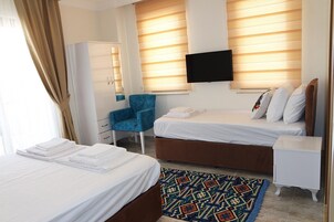 Classic-Apartment, Stadtblick | Schreibtisch, laptopgeeigneter Arbeitsplatz, Bügeleisen/Bügelbrett