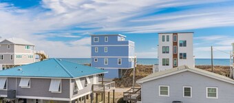 Beachside Bungalow - Dog Friendly - Amazing views from rooftop deck!