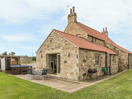 Outdoor dining. Orchard Cottage