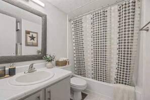 Hair dryer, towels, soap, shampoo - Spacious 2BR • 8min to AT&T • FIFA 2026 (Arlington)