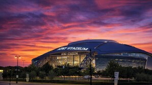 AT&T Stadium met een gebogen dak en grote glazen ramen.