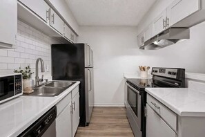 Fridge, microwave, oven, stovetop - Spacious 2BR • 8min to AT&T • FIFA 2026 (Arlington)