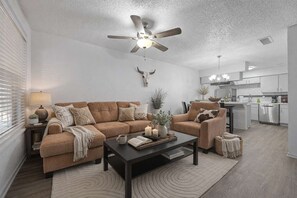 A modern living room with a sofa, coffee table, and a ceiling fan. - Arlington 2BR • Walk to AT&T • Free Parking (Arlington)