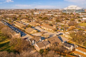 A residential area with detached houses, a stadium, and a parking lot. - Arlington 2BR • Walk to AT&T • Free Parking (Arlington)