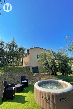 Outdoor spa tub - Casa Montecarlo Ulivo - Holiday apartment surrounded by olive groves (Toscana)