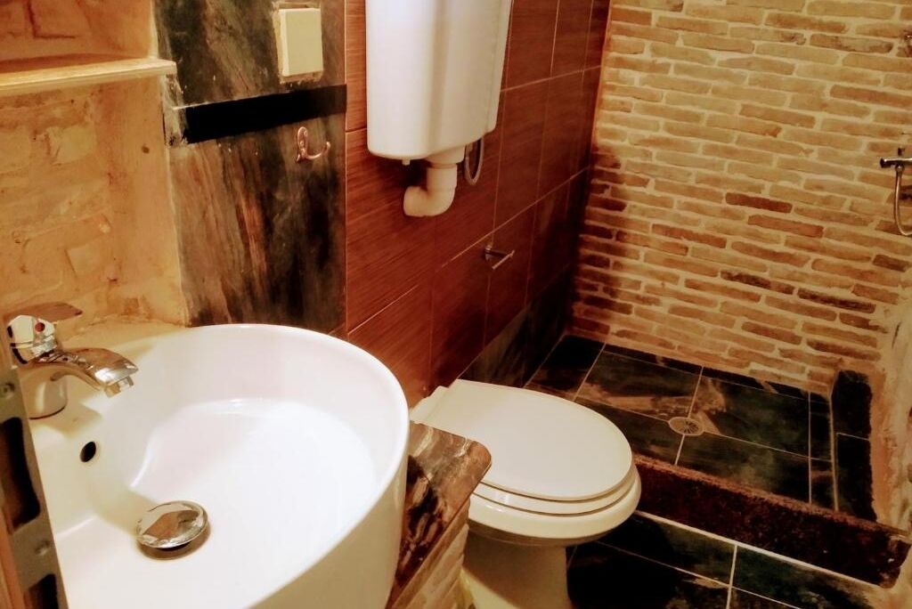 Een douche, een haardroger, handdoeken, zeep