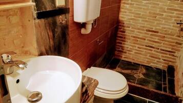 Een douche, een haardroger, handdoeken, zeep