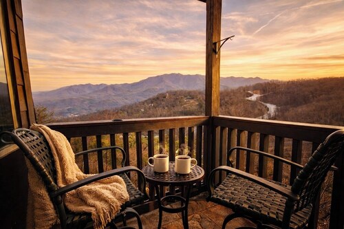 Top-of-the-Mountain Views • Cozy Loft Condo • Private Balcony + FREE DOLLYWOOD