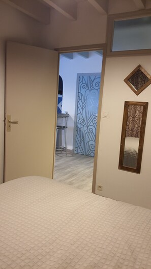 1 habitación, tabla de planchar con plancha, wifi gratis y ropa de cama 