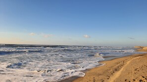 A beach with waves crashing onto the shore, a clear sky, and footprints in the sand. - SAUJON APARTMENT NEAR THE SPA   (Saujon)