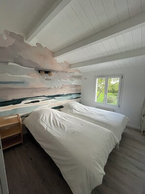 4 bedrooms, iron/ironing board, WiFi, bed sheets