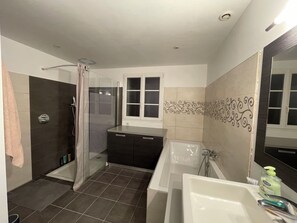 A modern bathroom with a shower, bathtub, and vanity. - 4* House 6 km from Boyardville Beach and 3 km from Dolus   (Dolus d'Oléron)