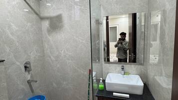 Apartment, Balcony, Garden View | Bathroom | Shower, free toiletries, towels, soap