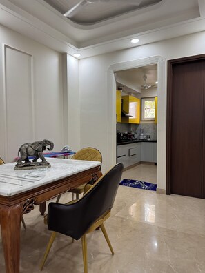 Appartement, balcon, vue sur le jardin | Restauration