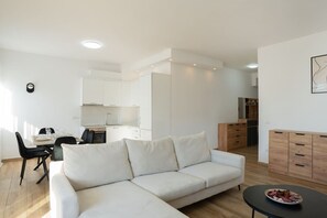 Un apartamento moderno con sala de estar, comedor y cocina.
