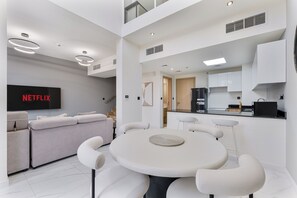 Dining - Chic 2-Bed Villa with Balcony Near Global Village Dubai (Dubai)