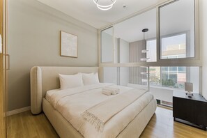 2 bedrooms, iron/ironing board, WiFi, bed sheets - Chic 2-Bed Villa with Balcony Near Global Village Dubai (Dubai)