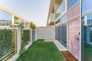 Property grounds - Chic 2-Bed Villa with Balcony Near Global Village Dubai (Dubai)