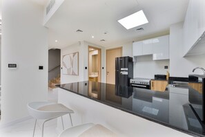 Fridge, microwave, oven, stovetop - Chic 2-Bed Villa with Balcony Near Global Village Dubai (Dubai)