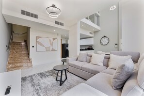 Smart TV - Chic 2-Bed Villa with Balcony Near Global Village Dubai (Dubai)