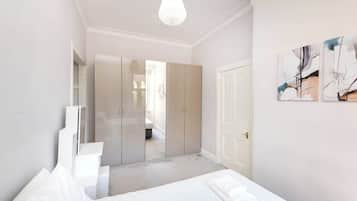 2 bedrooms, desk, iron/ironing board, WiFi