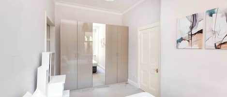 Desk, iron/ironing board, WiFi, bed sheets