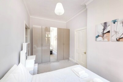 Refined 2-Bed Flat with Classic Edinburgh Charm