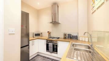 Fridge, oven, stovetop, electric kettle