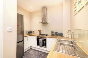 Fridge, oven, stovetop, electric kettle - Refined 2-Bed Flat with Classic Edinburgh Charm (Edinburgh)