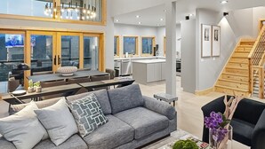 Smart-tv, een open haard, een tafeltennistafel en een kantoor