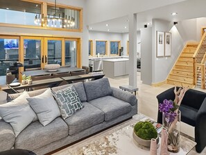 Smart-TV, Kamin, Tischtennisplatte, Arbeitsbereiche
