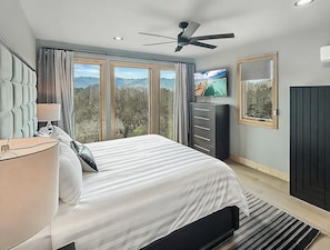 Dandelion upper king 3rd bedroom 6 - Mountain-modern 3BR cabin sleeps 8, hot tub, community boat dock and game room. (Bryson City)