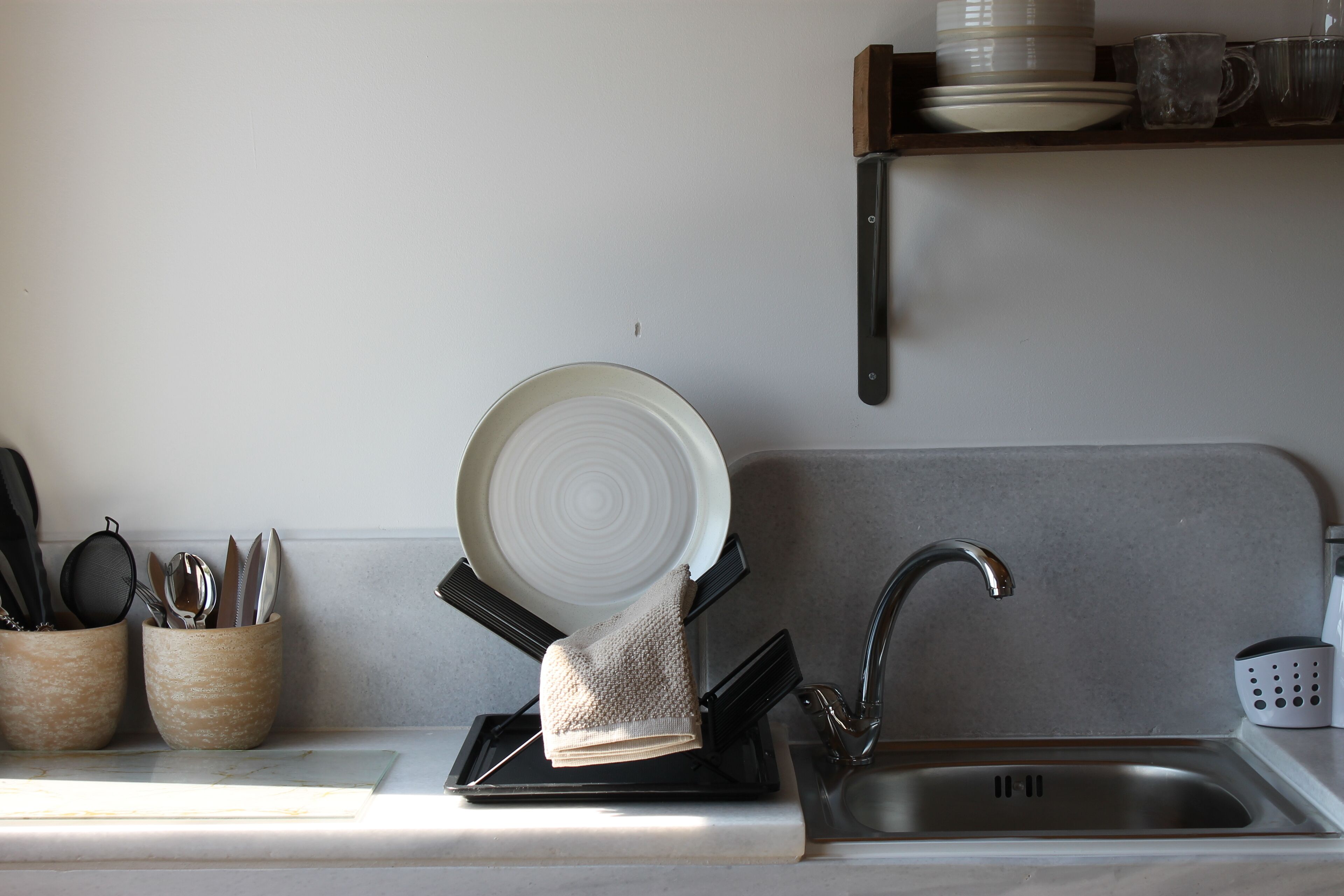 Studio – standard, balkong, sjøutsikt | Eget kjøkken | Kjøleskap, kokeplater, høy barnestol og kjøkkenutstyr