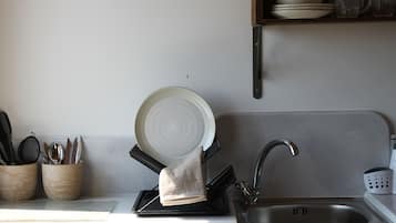 Studio – standard, balkong, sjøutsikt | Eget kjøkken | Kjøleskap, kokeplater, høy barnestol og kjøkkenutstyr