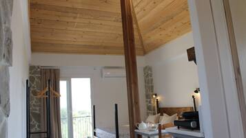 Studio Standar, balkon, pemandangan laut | Ruang kerja ramah laptop, tirai kedap cahaya, dan setrika/meja setrika