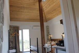 Espacio para trabajar con laptop y cortinas blackout 