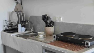 Perhehuoneisto, parveke, merinäköala | Yksityinen keittonurkkaus | Jääkaappi, liesi, syöttötuoli, keittoastiat/astiat/ruokailuvälineet