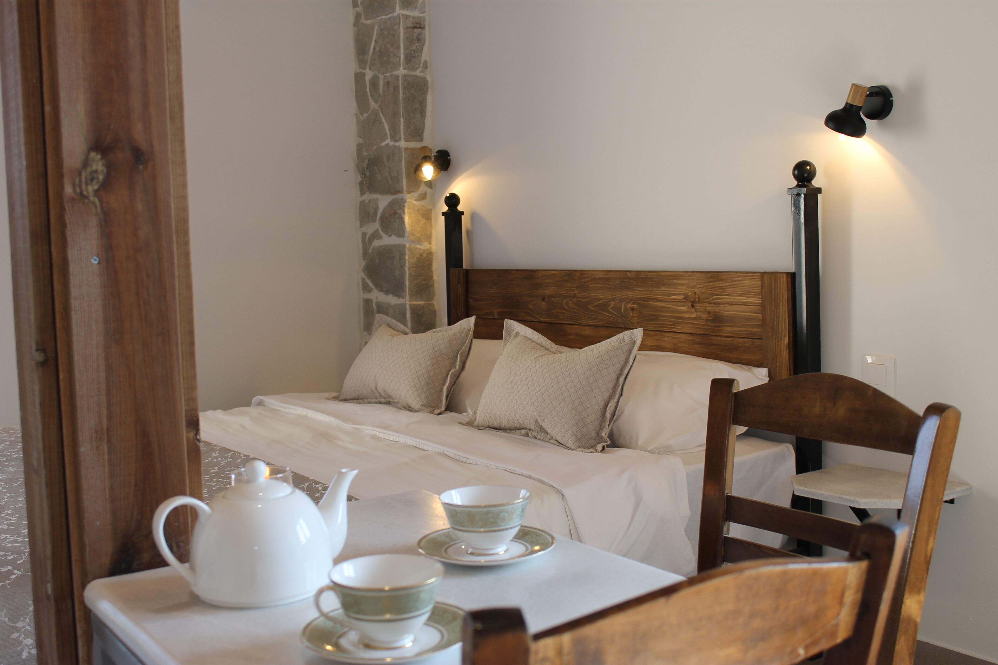 Studio – premium, balkong, sjøutsikt | Senger med overmadrass, blendingsgardiner og strykejern/-brett